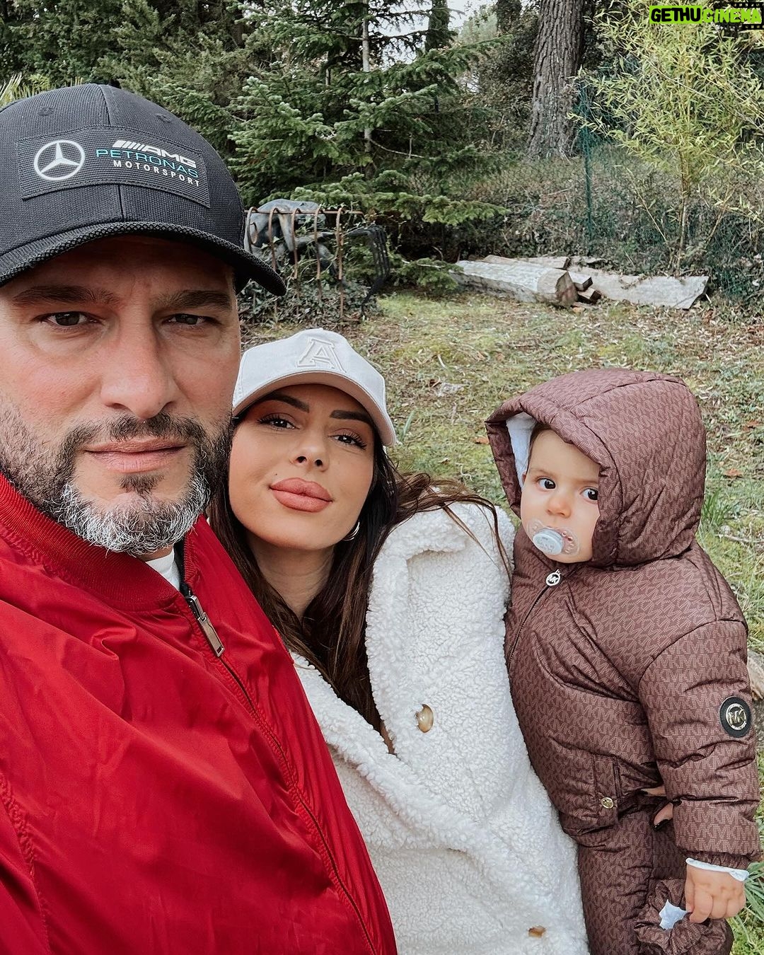 Sarah Lopez Instagram - Bon dimanche à tous. Nous on a fait un petit tour histoire de prendre l’air en famille ❤️ j’aime trop comment mon petit 🐻 me regarde sur la deuxième photo 🤗 Côte d'Azur - French Riviera