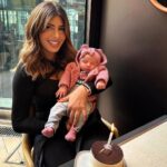 Sarah Lopez Instagram - Premier Moinniversaire pour princesse Aaliyah. Je profite qu’elle fasse sa sieste et qu’elle ne soit pas encore gourmande comme maman pour savourer le gâteau 😂 J’ai du faire 155 photos pour l’occasion pour garder ça précieusement et surtout pour qu’on en rigole ensemble dans quelques années 💤😴