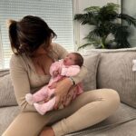 Sarah Lopez Instagram - Nouveau fond d’écran je crois, vous en pensez quoi ? Vous faites partie de notre petite tribu alors on s’invite chez vous ce dimanche avec Aaliyah et d’ailleurs, on est curieuses de savoir ce que vous avez prévu de ce week-end prolongé 🥰
