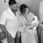 Sarah Lopez Instagram - Gérald et moi sommes heureux de partager avec vous, la toute première photo de notre trésor (et plein d’autres souvenirs figés). Après plusieurs jours à la maternité, quelques complications inattendues, Aaliyah a enfin découvert sa nouvelle maison et se porte, grâce à Dieu, comme un charme. Elle vous envoie depuis sa chambre de princesse, beaucoup de douceur, de tendresse et surtout énormément d’amour. Elle vient agrandir la plus belle des familles : celle que mon homme (qui a été d’un soutien et d’une force incroyable) m’a offert. Elle comble ses parents, son oncle et sa tante, ses grands-parents, son frère et sa sœur … et vous remercie pour toutes les jolies choses que vous avez dit, envoyé, partagé pour elle et à son sujet. À toutes les tatas et tontons du web, mille mercis ! À toute les équipes médicales (c’est important !), mille autres remerciements et une immense gratitude ❤️