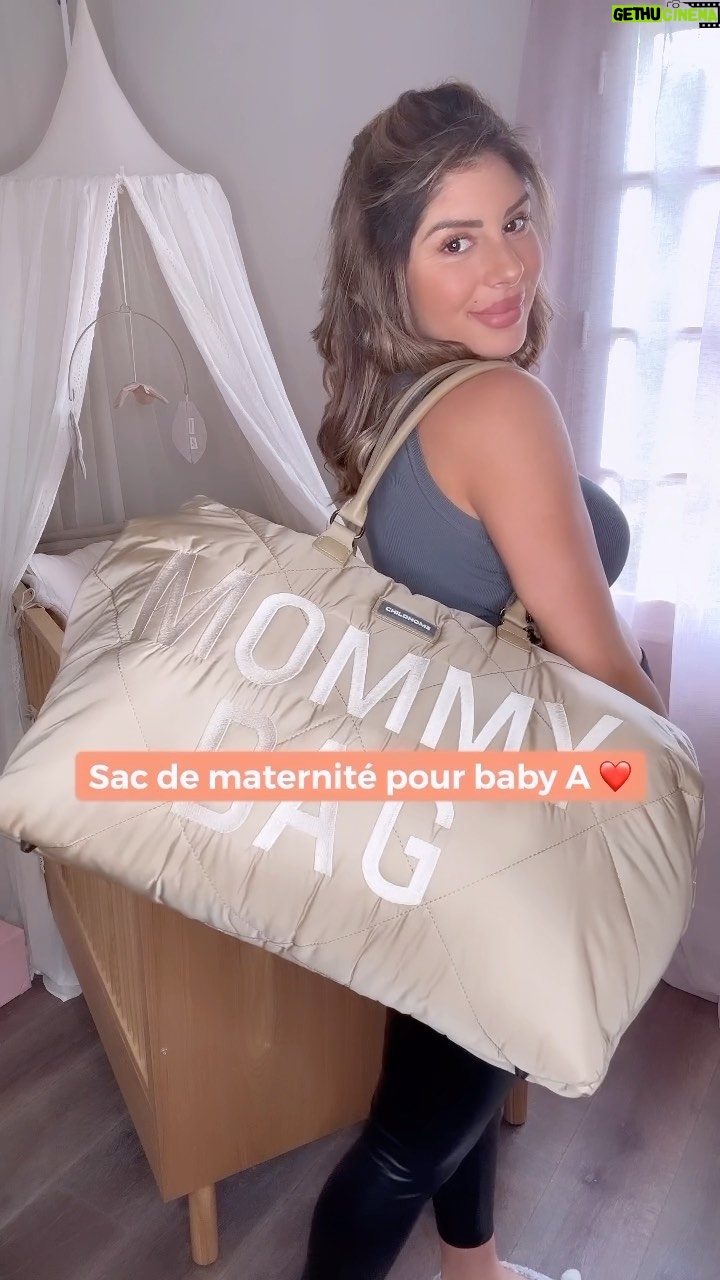 Sarah Lopez Instagram - Je vous présente le sac de baby A pour le séjour à l’hôpital. Bientôt je vous poste celui que j’emmènerai en salle d’accouchement. ❤️ J’ai utilisé le sac @childhome.fr dans lequel toutes les affaires rentrent parfaitement! (Je l’ai prit chez @adbbpolygone ) Je pense avoir pensé à l’essentiel, enfin j’espère, dites moi vos indispensables pour ce grand moment ? Hâte qu’elle arrive ❤️