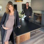 Sarah Lopez Instagram - Avec Gé et Baby A, pour vous remercier (et ce n’est que le début) pour vos jolis cadeaux et autres messages qui me font tellement de bien, je voulais vous concocter un petit jeu concours UTILE : je vous propose avec @madein_meubles de remporter 300€ en bon d’achat, à dépenser sur ce super site sur lesquels j’ai trouvé une grande partie de mon mobilier. 🛋️ Le tirage au sort aura lieu dans une semaine. C’est tout simple, il faudra suivre le compte @madein_meubles Le concours est valable en France, Belgique et au Luxembourg. #cecinestpasunpartenariatrémunéré #photosretouchées