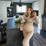 Sarah Lopez Instagram - 32 ans … un nouvel anniversaire avec des gens que j’aime. Merci à mon chéri d’avoir tout organisé. Je le savais déjà j’ai trouvé le meilleur homme au monde. Merci à mes amis et à ma mère pour tous ces cadeaux. Merci à tous pour tous vos messages. A 32 ans je suis une femme et dans quelques semaines une maman. Je vous aime ❤️