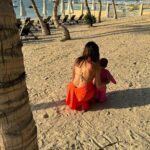 Sarah Lopez Instagram - MÈRE ET FILLE : C’EST UN LIEN SPÉCIAL QUI S’ÉTEND SUR PLUSIEURS ANNÉES. PAR LE RIRE, L’INQUIÉTUDE, LES SOURIRES ET LES LARMES. UN SENTIMENT DE CONFIANCE QUI NE PEUT ÊTRE BRISÉ, UNE PROFONDEUR D’AMOUR. UNE LONGUE AMITIÉ FONDÉE SUR LE PARTAGE, LES CÂLINS ET LES BISOUS, LA CHALEUR ET LA BIENVEILLANCE. MÈRE ET FILLE, LEURS COEURS NE FONT QU’UN. UN LIEN QUI NE SERA JAMAIS DÉFAIT ❤️ Rixos The Palm Dubai