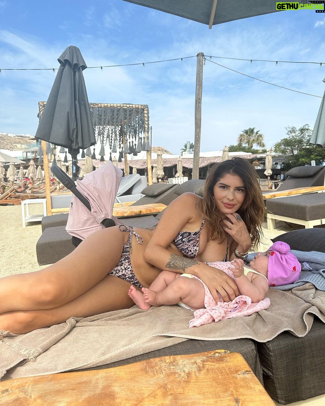 Sarah Lopez Instagram - Petit souvenir de la Grèce. Là on prépare notre prochain voyage dans un pays plus loin mais qui va être incroyable a votre avis c’est où ? Mykonos, Greece