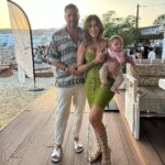 Sarah Lopez Instagram - Merci à mon chéri pour ce cadeau de rêve à Mykonos. J’ai passé 5 jours de rêve à vos côtés. Je vous aime ❤️ le premier voyage d’Aaliyah c’est super bien passé et vous à quel âge votre enfant a voyagé pour la première fois ? Et où ?