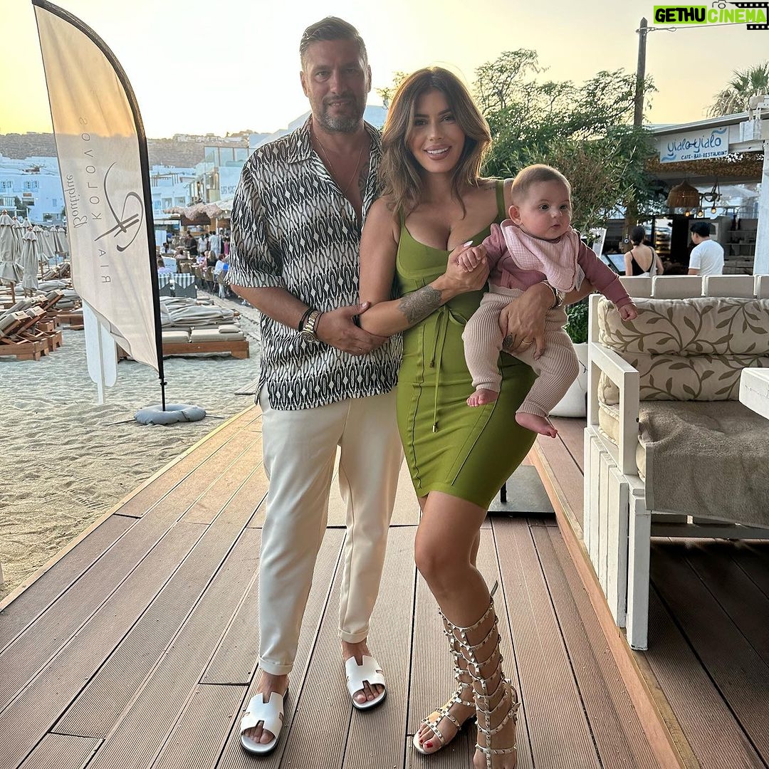 Sarah Lopez Instagram - Merci à mon chéri pour ce cadeau de rêve à Mykonos. J’ai passé 5 jours de rêve à vos côtés. Je vous aime ❤️ le premier voyage d’Aaliyah c’est super bien passé et vous à quel âge votre enfant a voyagé pour la première fois ? Et où ?