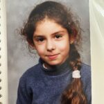 Sarah Lopez Instagram - Les réseaux, c’est souvent pour montrer la meilleure partie de nous. Pour le reste, il y a les amis sur lesquels on peut compter, la famille à laquelle on peut se confier, la bulle qu’on s’est créé et le tapis de la vie sous lequel on peut cacher quelques misères. Moi, j’ai décidé, il y a quelques mois, de m’épancher sur tout ce que j’ai traversé dans un livre. C’est surtout, oh oui, surtout, le moyen de comprendre qu’on peut se sortir de toutes les situations. J’en ai enchaîné des péripéties. Vous en êtes témoins ! Enfin, il y a des choses, beaucoup de choses que vous ignorez encore sur ce que j’ai pu endurer. Pour conjurer le sort, comme on dit, tout cela se trouve dans un merveilleux guide/journal/ouvrage qui sera disponible le 12 octobre prochain. Je dis guide parce qu’il est plein de bons conseils. J’espère du plus profond de mon cœur que vous me suivrez une nouvelle fois dans cette nouvelle aventure. Je vous fais la promesse que ce roman autobiographique vous conduira à faire de meilleurs choix, je souhaite qu’il vous guérisse aussi de vos peines et je m’excuse d’ores et déjà s’il venait à vous bouleverser. PS : voici la couverture en exclusivité pour vous 💜 Sarah