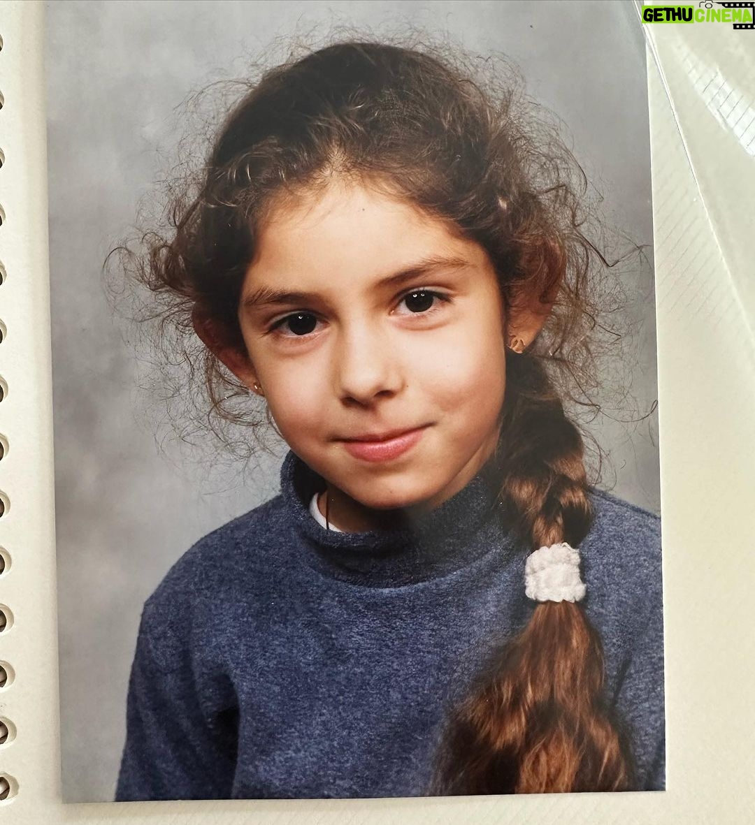 Sarah Lopez Instagram - Les réseaux, c’est souvent pour montrer la meilleure partie de nous. Pour le reste, il y a les amis sur lesquels on peut compter, la famille à laquelle on peut se confier, la bulle qu’on s’est créé et le tapis de la vie sous lequel on peut cacher quelques misères. Moi, j’ai décidé, il y a quelques mois, de m’épancher sur tout ce que j’ai traversé dans un livre. C’est surtout, oh oui, surtout, le moyen de comprendre qu’on peut se sortir de toutes les situations. J’en ai enchaîné des péripéties. Vous en êtes témoins ! Enfin, il y a des choses, beaucoup de choses que vous ignorez encore sur ce que j’ai pu endurer. Pour conjurer le sort, comme on dit, tout cela se trouve dans un merveilleux guide/journal/ouvrage qui sera disponible le 12 octobre prochain. Je dis guide parce qu’il est plein de bons conseils. J’espère du plus profond de mon cœur que vous me suivrez une nouvelle fois dans cette nouvelle aventure. Je vous fais la promesse que ce roman autobiographique vous conduira à faire de meilleurs choix, je souhaite qu’il vous guérisse aussi de vos peines et je m’excuse d’ores et déjà s’il venait à vous bouleverser. PS : voici la couverture en exclusivité pour vous 💜 Sarah