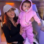 Sarah Lopez Instagram - C’est fini les vacances pour Aaliyah. À chaque voyage elle évolue 😍 après Mykonos et la Thaïlande elle a pu découvrir Dubaï ! Déjà hâte d’y retourner ❤️ Dubai, United Arab Emirates