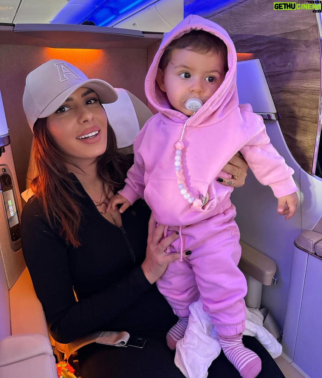 Sarah Lopez Instagram - C’est fini les vacances pour Aaliyah. À chaque voyage elle évolue 😍 après Mykonos et la Thaïlande elle a pu découvrir Dubaï ! Déjà hâte d’y retourner ❤️ Dubai, United Arab Emirates