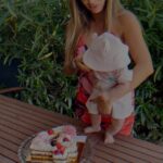Sarah Lopez Instagram - Joyeux 4 moinniversaire mon bébé. ❤️ Encore une journée incroyable thème Pool Party avec mes copines 👯‍♀️