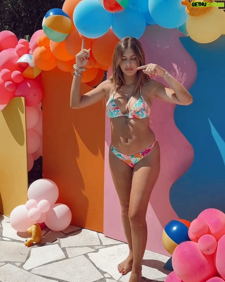 Sarah Lopez Instagram - Joyeux 4 moinniversaire mon bébé. ❤️ Encore une journée incroyable thème Pool Party avec mes copines 👯♀️