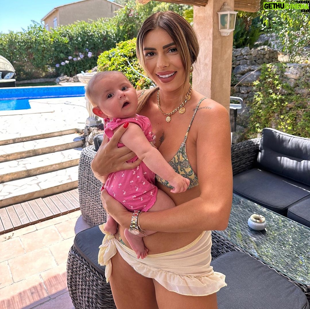 Sarah Lopez Instagram - Quel est votre mood du dimanche en un emoji ? Moi c’est : 🌴