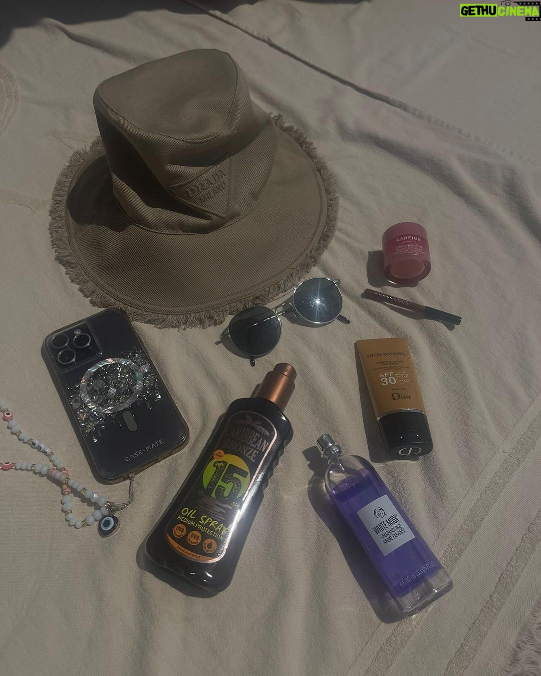 Sarah Lopez Instagram - Je vous présente mes essentiels pour l’été : n’oubliez surtout pas de vous protéger ! On ne plaisante pas avec le soleil et surtout, profitez bien de vos vacances ☀️ et courage à tous ceux qui bossent ❤️ Crème protectrice @dior Huile bronzage en spray @action.france Brume parfumée @thebodyshop Masque lèvres @laneige_europe Mandelieu-la-Napoule