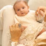 Sarah Lopez Instagram - Bon week-end à tous de la part de princesse Aaliyah qui a une vie bien remplie entre baby spa et séances câlins avec ses parents. On vous aime fort ! 📸 : @chloethphoto