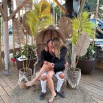 Sarah Lopez Instagram - C’est très important, même avec un nouveau-né, de continuer d’entretenir la flamme. Nous, nos petits kiffs, c’est de s’offrir un bon dîner en tête-à-tête et de s’imaginer l’avenir : des voyages à venir par exemple. D’ailleurs, à partir de quel âge vous avez emmené votre bébé en avion ? ☁️ Ps : Chéri je suis si fière de toi et de tout tes projets incroyable. La photo d’ailleurs a été prise à @calamiaplage ❤️ Mandelieu-la-Napoule