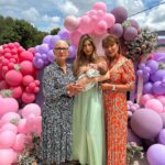 Sarah Lopez Instagram - Pour ma première fête des mères, j’avais à cœur de réunir chez moi, les femmes qui m’inspirent : ma maman et ma belle-maman. J’avais envie de leur offrir un joli dimanche en famille comme on les aime tous, avec quelques surprises. Pour tout ça, j’ai pu compter sur la génialissime @ohmonamour_ , la merveilleuse @madecoxxl , la super douée @bloomroom.fr et le buffet incroyable @lamaisondubrunch06 Je vous invite vivement à aller les soutenir sur leurs comptes. Elles le méritent tellement. Tout cela s’inscrit dans mon nouveau projet @kidsandparties qui a pour but de réunir les meilleurs prestataires pour l’événementiel. Et l’aventure ne fait que commencer 🙌🏼