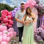 Sarah Lopez Instagram - Pour ma première fête des mères, j’avais à cœur de réunir chez moi, les femmes qui m’inspirent : ma maman et ma belle-maman. J’avais envie de leur offrir un joli dimanche en famille comme on les aime tous, avec quelques surprises. Pour tout ça, j’ai pu compter sur la génialissime @ohmonamour_ , la merveilleuse @madecoxxl , la super douée @bloomroom.fr et le buffet incroyable @lamaisondubrunch06 Je vous invite vivement à aller les soutenir sur leurs comptes. Elles le méritent tellement. Tout cela s’inscrit dans mon nouveau projet @kidsandparties qui a pour but de réunir les meilleurs prestataires pour l’événementiel. Et l’aventure ne fait que commencer 🙌🏼