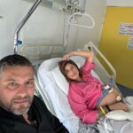 Sarah Lopez Instagram - Gérald et moi sommes heureux de partager avec vous, la toute première photo de notre trésor (et plein d’autres souvenirs figés). Après plusieurs jours à la maternité, quelques complications inattendues, Aaliyah a enfin découvert sa nouvelle maison et se porte, grâce à Dieu, comme un charme. Elle vous envoie depuis sa chambre de princesse, beaucoup de douceur, de tendresse et surtout énormément d’amour. Elle vient agrandir la plus belle des familles : celle que mon homme (qui a été d’un soutien et d’une force incroyable) m’a offert. Elle comble ses parents, son oncle et sa tante, ses grands-parents, son frère et sa sœur … et vous remercie pour toutes les jolies choses que vous avez dit, envoyé, partagé pour elle et à son sujet. À toutes les tatas et tontons du web, mille mercis ! À toute les équipes médicales (c’est important !), mille autres remerciements et une immense gratitude ❤️