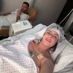 Sarah Lopez Instagram - Gérald et moi sommes heureux de partager avec vous, la toute première photo de notre trésor (et plein d’autres souvenirs figés). Après plusieurs jours à la maternité, quelques complications inattendues, Aaliyah a enfin découvert sa nouvelle maison et se porte, grâce à Dieu, comme un charme. Elle vous envoie depuis sa chambre de princesse, beaucoup de douceur, de tendresse et surtout énormément d’amour. Elle vient agrandir la plus belle des familles : celle que mon homme (qui a été d’un soutien et d’une force incroyable) m’a offert. Elle comble ses parents, son oncle et sa tante, ses grands-parents, son frère et sa sœur … et vous remercie pour toutes les jolies choses que vous avez dit, envoyé, partagé pour elle et à son sujet. À toutes les tatas et tontons du web, mille mercis ! À toute les équipes médicales (c’est important !), mille autres remerciements et une immense gratitude ❤️