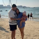 Sarah Lopez Instagram - Les aventures d’Aaliyah à Dubaï, partie 1. Petit salut façon star américaine, petite tenue très stylée, petit chapeau… bref, c’est l’amour à la plage ☀️🌊🏖️ @rixospremiumdubai ❤️ Rixos Premium Dubai JBR
