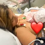 Sarah Lopez Instagram - Gérald et moi sommes heureux de partager avec vous, la toute première photo de notre trésor (et plein d’autres souvenirs figés). Après plusieurs jours à la maternité, quelques complications inattendues, Aaliyah a enfin découvert sa nouvelle maison et se porte, grâce à Dieu, comme un charme. Elle vous envoie depuis sa chambre de princesse, beaucoup de douceur, de tendresse et surtout énormément d’amour. Elle vient agrandir la plus belle des familles : celle que mon homme (qui a été d’un soutien et d’une force incroyable) m’a offert. Elle comble ses parents, son oncle et sa tante, ses grands-parents, son frère et sa sœur … et vous remercie pour toutes les jolies choses que vous avez dit, envoyé, partagé pour elle et à son sujet. À toutes les tatas et tontons du web, mille mercis ! À toute les équipes médicales (c’est important !), mille autres remerciements et une immense gratitude ❤️
