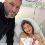 Sarah Lopez Instagram - Gérald et moi sommes heureux de partager avec vous, la toute première photo de notre trésor (et plein d’autres souvenirs figés). Après plusieurs jours à la maternité, quelques complications inattendues, Aaliyah a enfin découvert sa nouvelle maison et se porte, grâce à Dieu, comme un charme. Elle vous envoie depuis sa chambre de princesse, beaucoup de douceur, de tendresse et surtout énormément d’amour. Elle vient agrandir la plus belle des familles : celle que mon homme (qui a été d’un soutien et d’une force incroyable) m’a offert. Elle comble ses parents, son oncle et sa tante, ses grands-parents, son frère et sa sœur … et vous remercie pour toutes les jolies choses que vous avez dit, envoyé, partagé pour elle et à son sujet. À toutes les tatas et tontons du web, mille mercis ! À toute les équipes médicales (c’est important !), mille autres remerciements et une immense gratitude ❤️