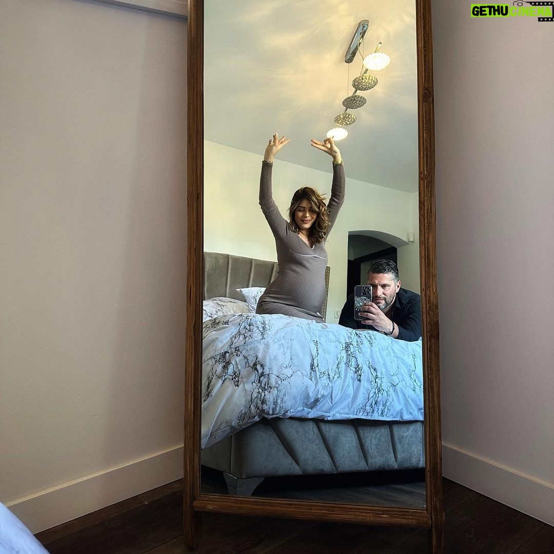 Sarah Lopez Instagram - Avec Gé et Baby A, pour vous remercier (et ce n’est que le début) pour vos jolis cadeaux et autres messages qui me font tellement de bien, je voulais vous concocter un petit jeu concours UTILE : je vous propose avec @madein_meubles de remporter 300€ en bon d’achat, à dépenser sur ce super site sur lesquels j’ai trouvé une grande partie de mon mobilier. 🛋️ Le tirage au sort aura lieu dans une semaine. C’est tout simple, il faudra suivre le compte @madein_meubles Le concours est valable en France, Belgique et au Luxembourg. #cecinestpasunpartenariatrémunéré #photosretouchées