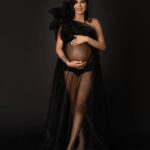 Sarah Lopez Instagram - Vous avez été si nombreux à regarder ma dernière interview et à la commenter, à m’écrire pour me témoigner, une fois de plus, votre tendresse. J’espère que tout ce que j’ai dit pourra aider celles et ceux qui ont besoin de réconfort. La vie est belle, croyez-moi ! Des bisous de Baby A et moi-même ❤️