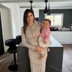 Sarah Lopez Instagram - 9 mois séparent ces deux photos 🥹 j’ai voulu mettre la même robe à l’envers 😂 et la faire au même endroit. Je t’aime ma fille joyeux 9 eme moinniversaire ❤️
