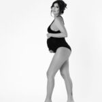 Sarah Lopez Instagram - C’est la dernière ligne droite avec baby A, tout s’accélère… mais on pense toujours fort à vous avec mon chéri parce que vous nous entourez d’un amour incroyable et qu’on compte bien former une immense famille avec vous toutes et tous. #34sa 📸 by @studio.one.dxb 💄 by @beauty_sahoumtie_mua 💆‍♀️ by @shad.hair