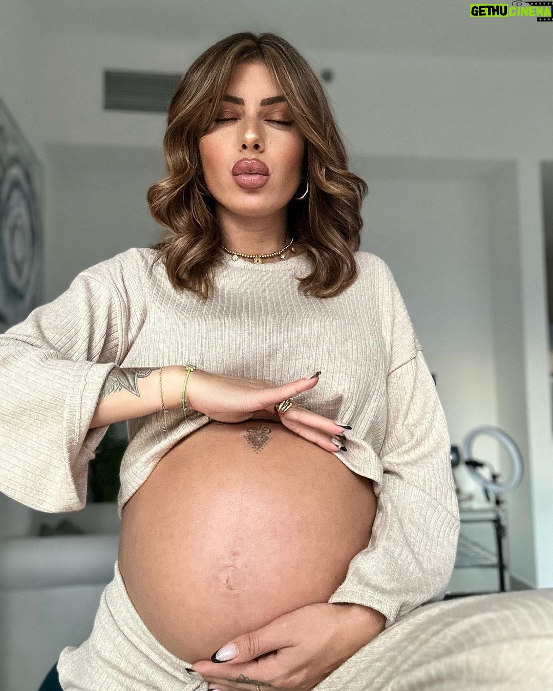 Sarah Lopez Instagram - Bon week end a tous ! Quel est l’emoji qui correspond à ton mood du week ?