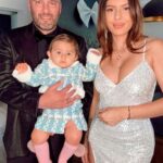 Sarah Lopez Instagram - À nous 2024 mes amours. Mettons encore des paillettes dans la vie des gens que nous aimons, qui nous aime et nous le rende bien. Continuons d’écrire et de concrétiser de beaux projets. N’arrêtons jamais d’être porteurs de valeurs de tolérance et de respect. Je vous souhaite tout l’amour du monde, tout l’or aussi. Et à tous ceux qui sont seuls ce soir, vous ne l’êtes pas, vous êtes dans mon cœur et j’attends vos messages pour échanger ensemble autour de ce nouveau cap que nous franchirons tous ensemble. Je vous aime et vous remercie du fond du cœur. Sarah Et Gérald ❤️