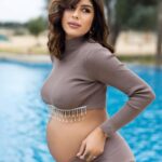 Sarah Lopez Instagram - Est-ce que je vous donne la deuxième lettre du prénom mes beautés ? En tout cas, elle aura été entourée de tellement d’amour avec vous ! 📸by @studio.one.dxb