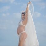 Sarah Lopez Instagram - Fallait bien, mes beautés, que je présente à ma future fille, la beauté de cette Terre : au plus près de la mère ! 🌊 D’ailleurs, pour info, je suis à 29 SA 🥹, qu’est-ce qui est essentiel à votre avis, à ce stade de la grossesse ? 🤰 #29sa #pregnantvideo #babymama 📸 by @studio.one.dxb ❤️ Kite beach, Jumeirah, Dubai