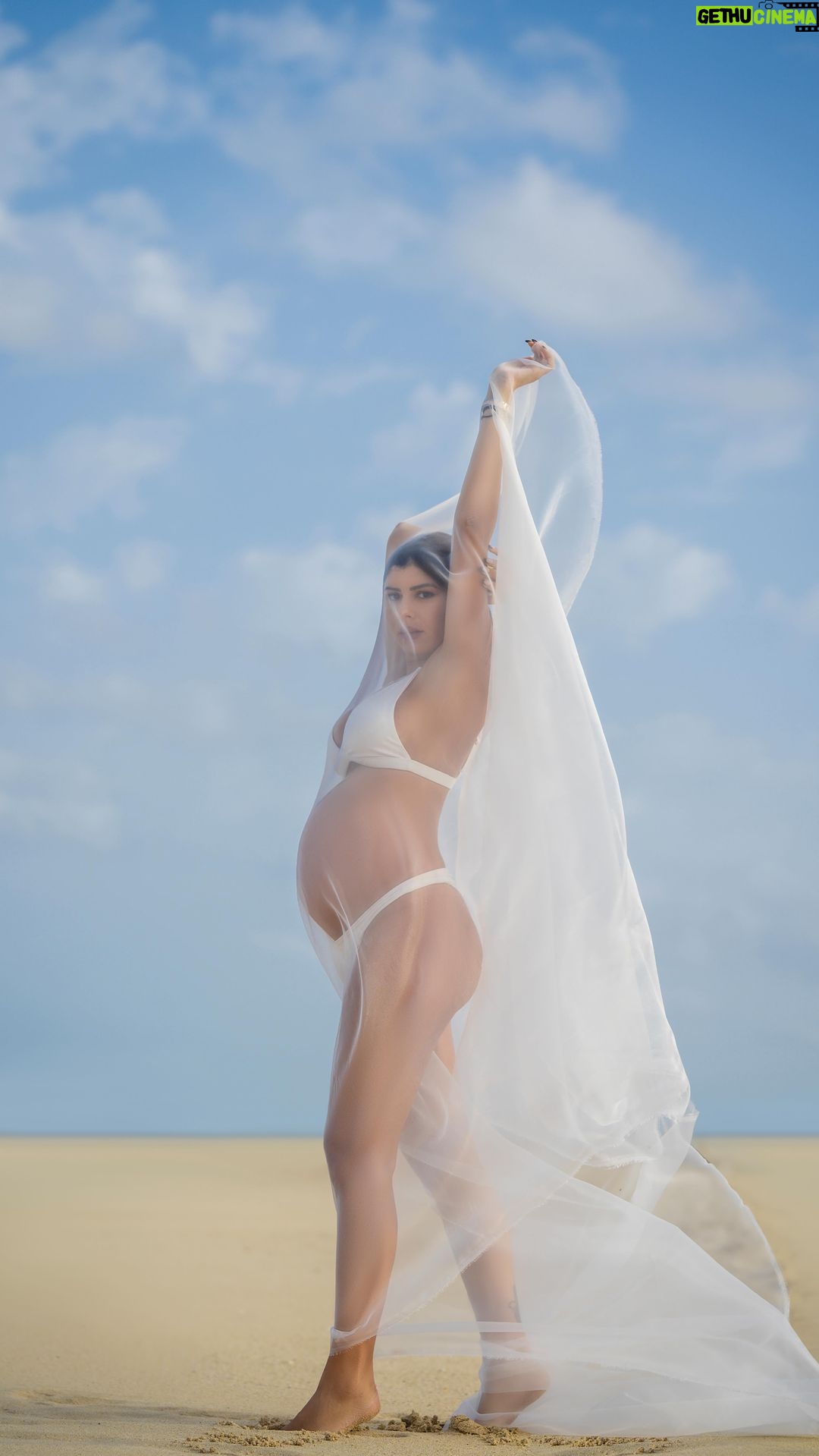 Sarah Lopez Instagram - Fallait bien, mes beautés, que je présente à ma future fille, la beauté de cette Terre : au plus près de la mère ! 🌊 D’ailleurs, pour info, je suis à 29 SA 🥹, qu’est-ce qui est essentiel à votre avis, à ce stade de la grossesse ? 🤰 #29sa #pregnantvideo #babymama 📸 by @studio.one.dxb ❤️ Kite beach, Jumeirah, Dubai