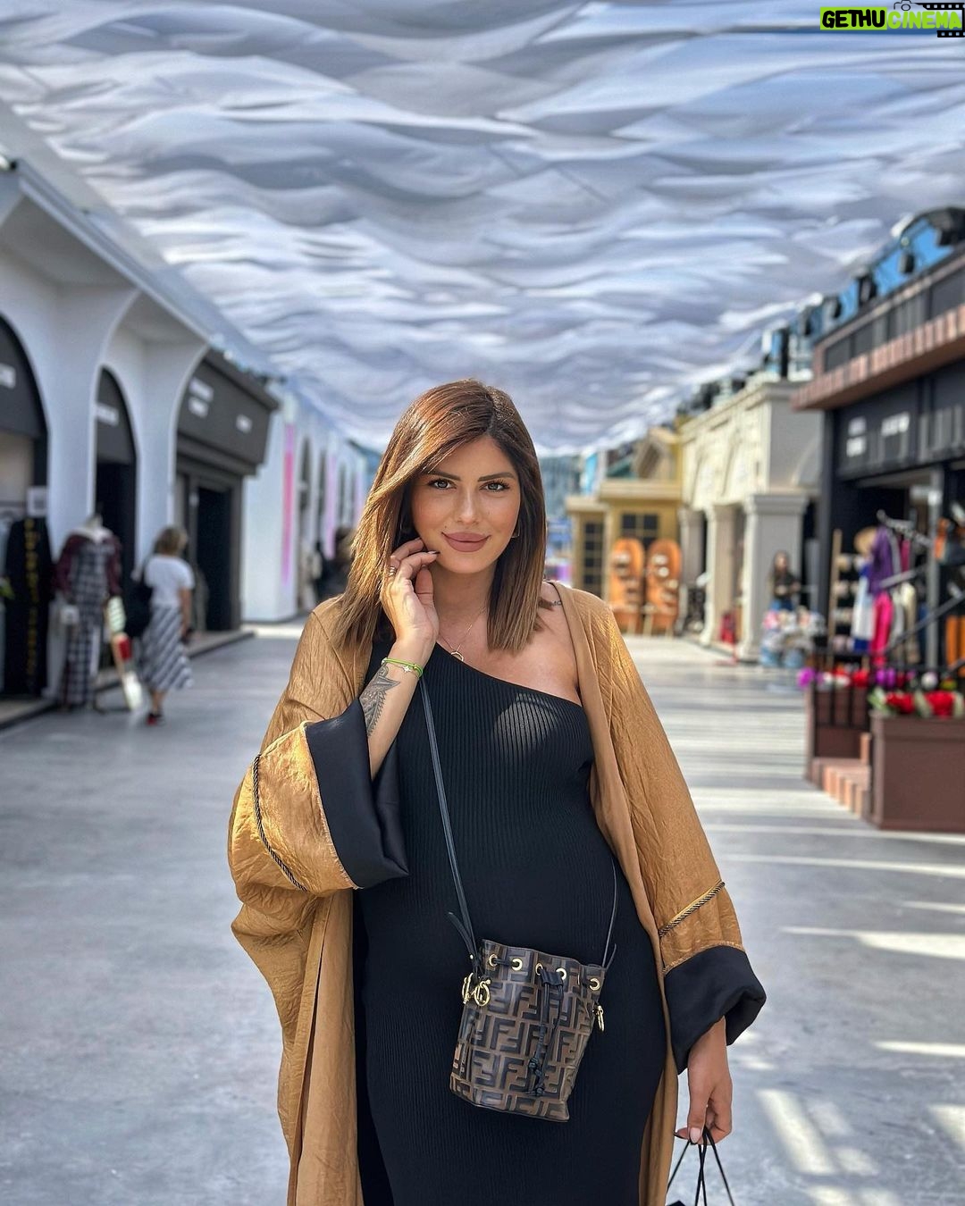 Sarah Lopez Instagram - Bon dimanche à tous 💓 Quel est pour vous un dimanche idéal ? ☺️ Dubai Design District