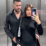 Sarah Lopez Instagram - Bon réveil à tous. J’espère que vous allez être gâté. Pour ma part j’ai eu cette année les deux plus beaux cadeaux du monde. Cet homme incroyable, mon âme sœur et notre mini nous que j’aime déjà plus que tout au monde. 🎁 🥚 👶