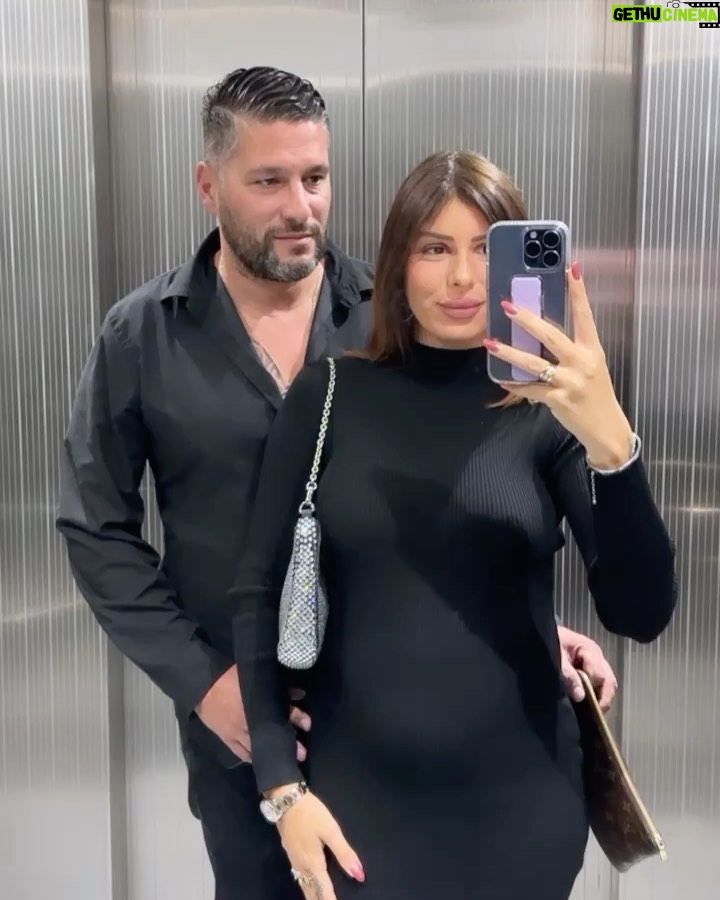 Sarah Lopez Instagram - Bon réveil à tous. J’espère que vous allez être gâté. Pour ma part j’ai eu cette année les deux plus beaux cadeaux du monde. Cet homme incroyable, mon âme sœur et notre mini nous que j’aime déjà plus que tout au monde. 🎁 🥚 👶