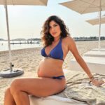 Sarah Lopez Instagram - Et encore une semaine passée de plus avec toi ma fille et en compagnie de ta mamie. Il y’a un an jamais j’aurais pu imaginer en être là ❤️ #23sa San Beach Dubai