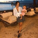 Sarah Lopez Instagram - Bilan des premières vacances avec Aaliyah à l’étranger : c’est un super bébé (qui a son caractère 😬) mais qui reste un super bébé. J’espère pouvoir vivre avec elle et G encore de belles aventures à travers le monde. Voyager, ça permet de s’ouvrir à d’autres cultures, de grandir et de s’enrichir. On réfléchit déjà à la prochaine étape ☺️ à votre avis ? Santhiya Koh Yao Yai Resort & Spa