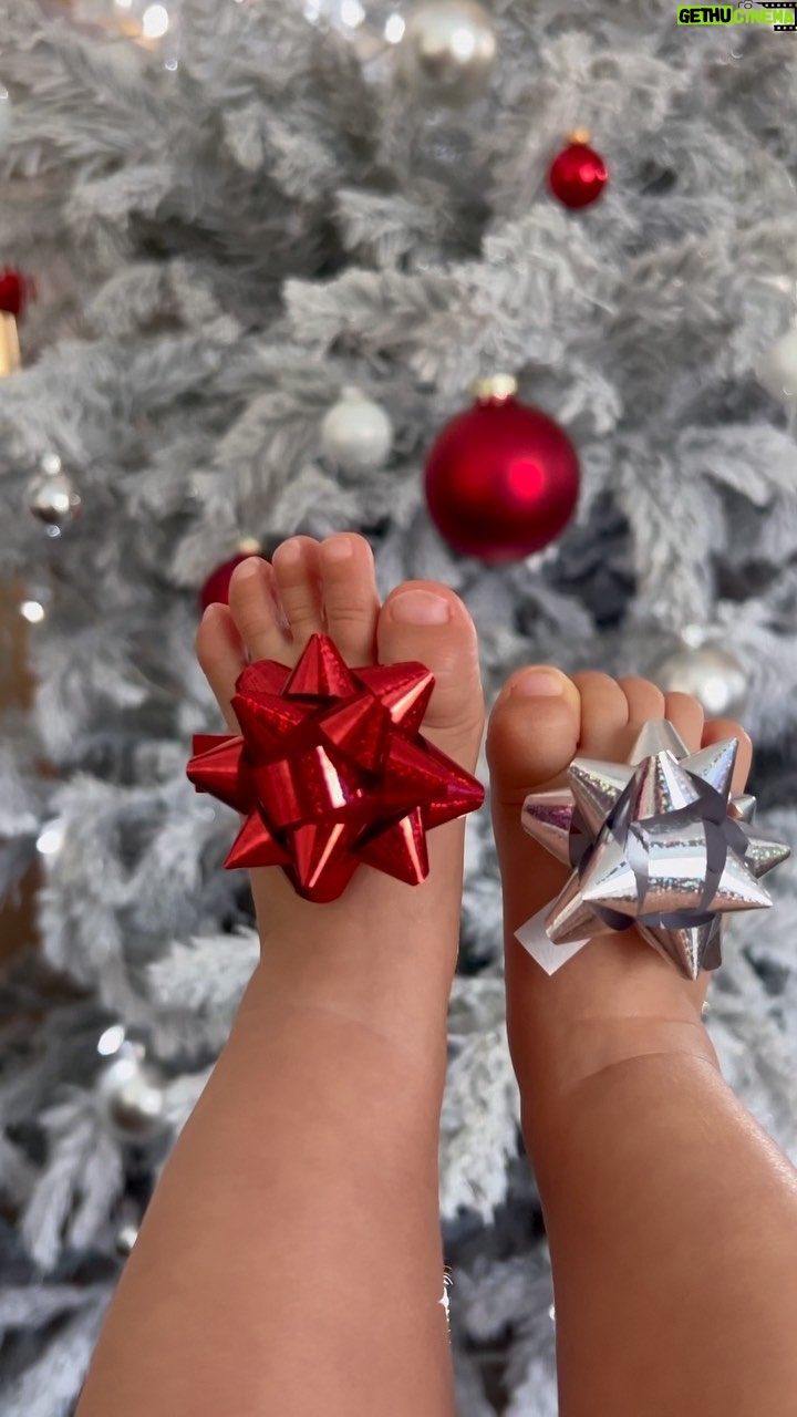 Sarah Lopez Instagram - Le plus beau cadeau de Noël 🎄❤️