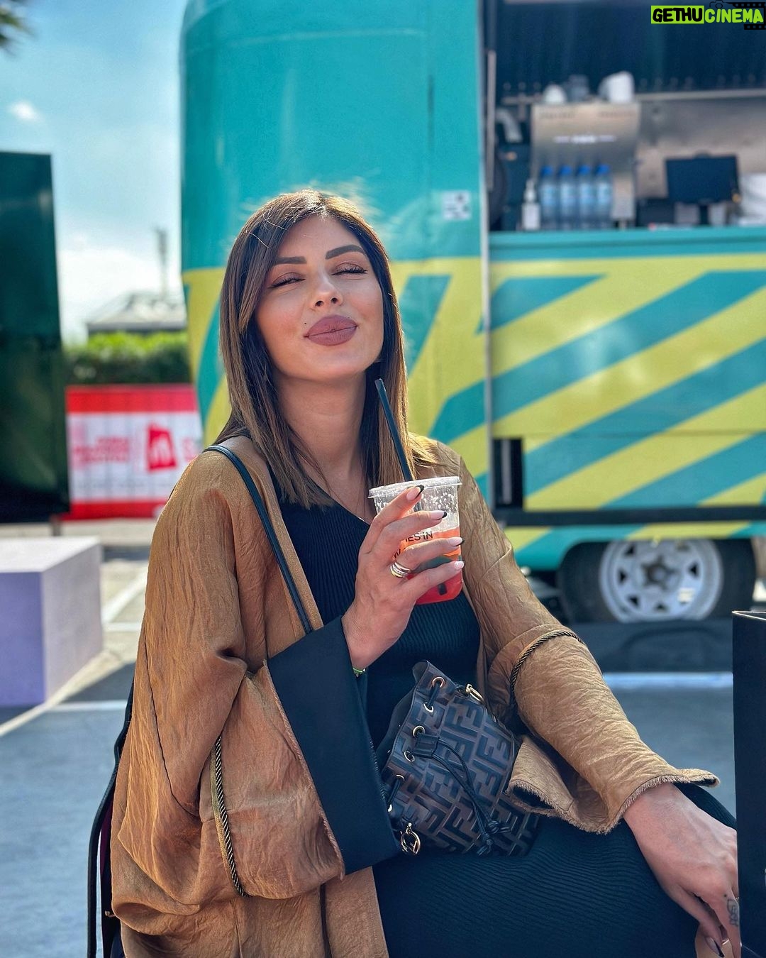Sarah Lopez Instagram - Bon dimanche à tous 💓 Quel est pour vous un dimanche idéal ? ☺️ Dubai Design District