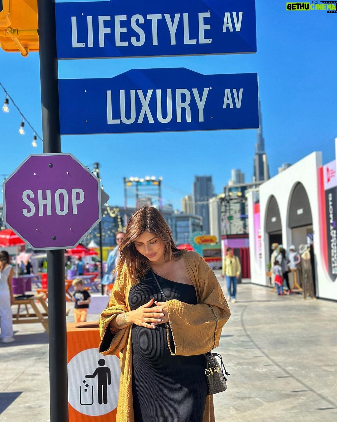 Sarah Lopez Instagram - Bon dimanche à tous 💓 Quel est pour vous un dimanche idéal ? ☺️ Dubai Design District