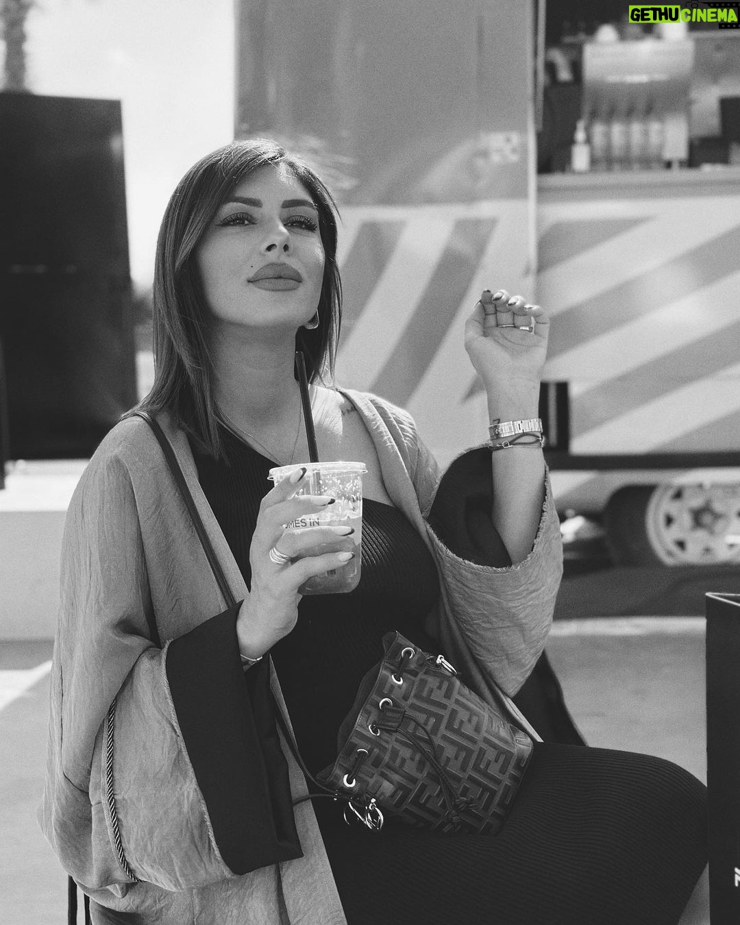 Sarah Lopez Instagram - Bon dimanche à tous 💓 Quel est pour vous un dimanche idéal ? ☺️ Dubai Design District