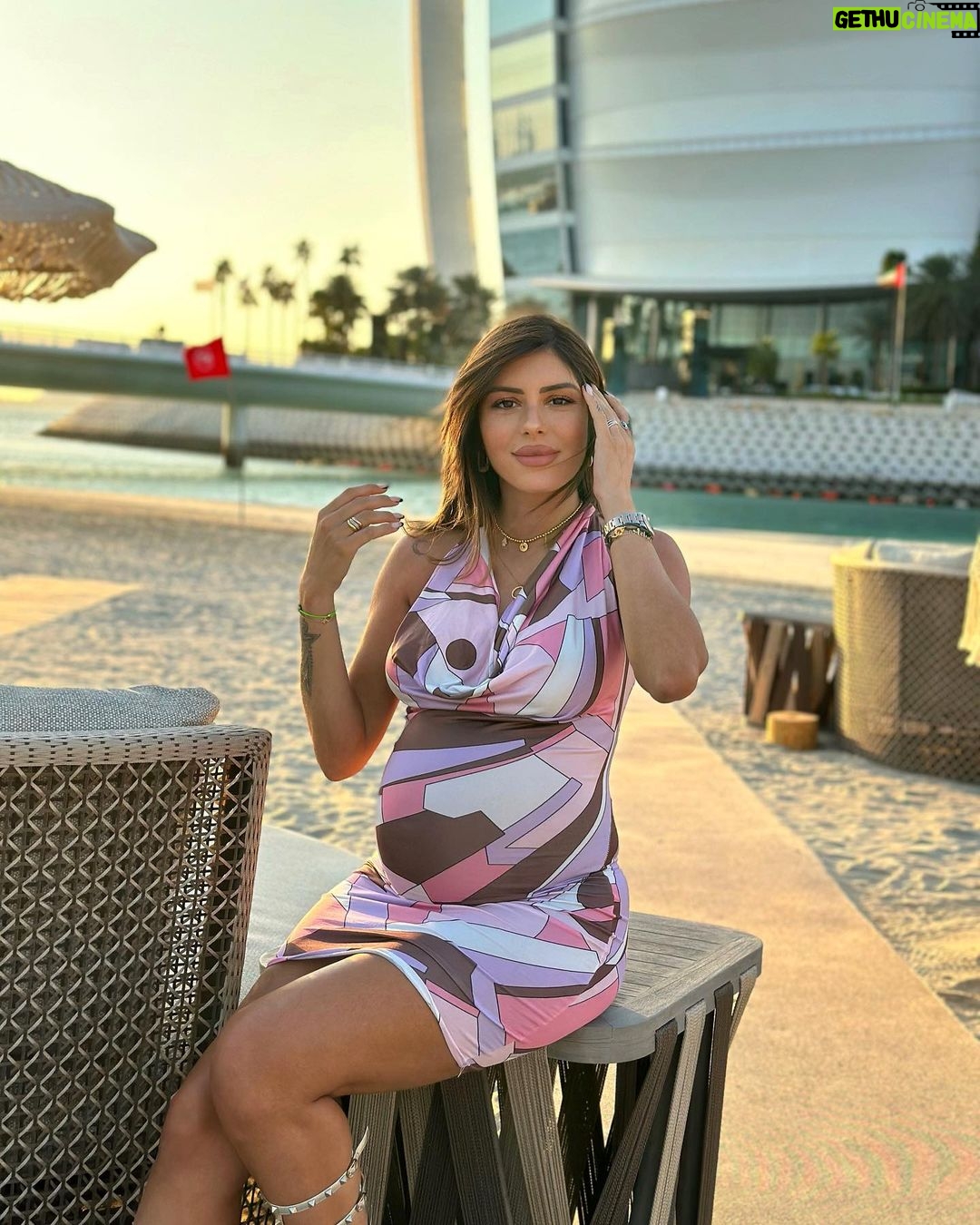 Sarah Lopez Instagram - Profiter de chaque instant avec toi, capturer chaque moment pour avoir le plus de souvenirs possible. Car c’est les derniers mois, avant que nous commencions une nouvelle vie avec toi 💓. Verde Beach Dubai