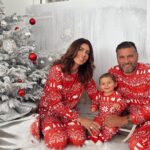Sarah Lopez Instagram - Maïwenn, Gérald, Enzo, Aaliyah et moi-même avions très envie de vous partager la décoration de notre petite maison pour Noël. Oui, je suis à l’origine des pyjamas et oui, je suis très heureuse d’être entourée d’une si jolie famille pour le premier Noël de bébé A. Vous en pensez quoi de notre 🎄 d’ailleurs ? 🤶🏻