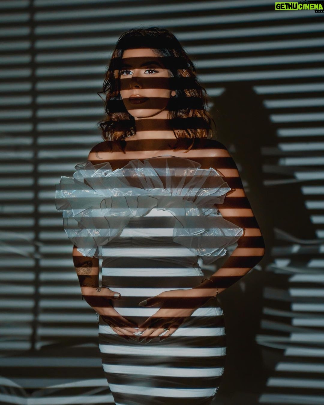 Sarah Lopez Instagram - Je tenais à vous remercier pour tout ces jolis messages vous êtes incroyables. J’ai hâte de te rencontrer ma fille, nous t’aimons déjà et tu as déjà pleins de tâtas 😍 #19sa 📸 by @studionedxb 💄 by @beauty_sahoumtie_mua 👩🦱 by @shad.hair