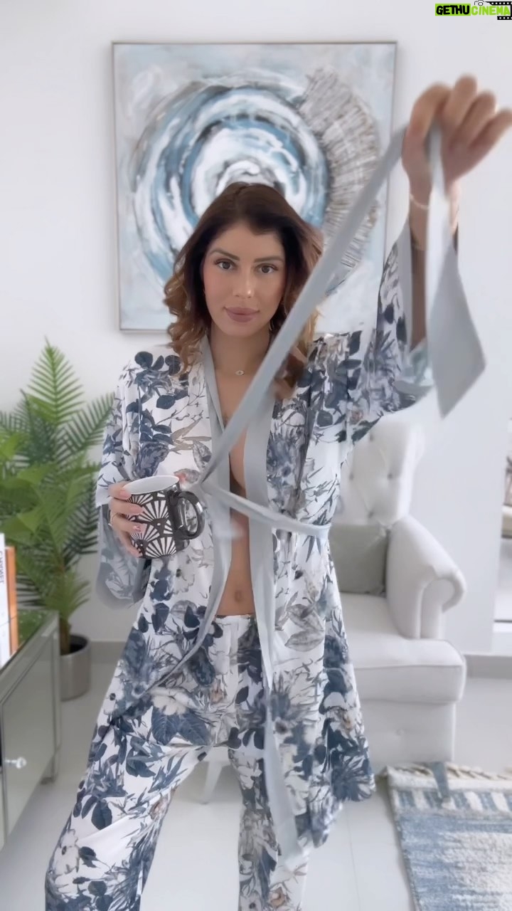 Sarah Lopez Instagram - đđ = cocooning, masques visage, pumpkin latte, chocolat chaud et pyjamas. Retrouvez tous les articles Luvlette sur le site SHEIN. GrĂące Ă mon code : âluvsarâ, obtenez -15% de rĂ©duction supplĂ©mentaire đ #Luvlette #LuvlettePartner #Partenariat Ensemble de pyjama top Ă fines brides Ă imprimĂ© floral en dentelle & Short Taille S - 6100687 - https://shein.top/g287egs Peignoir fleuri Ă imprimĂ© plante Ă liserĂ© contrastant Taille S - 5721042 - https://shein.top/vru03gf Pantalon Ă domicile fleuri & Ă imprimĂ© plante Ă liserĂ© contrastant Taille S - 5666957 - https://shein.top/n1lw5mm Ensemble de pyjama blouse et pantalon Ă imprimĂ© paysage Ă poche Taille S - 9889967 - https://shein.top/pr6lmqy